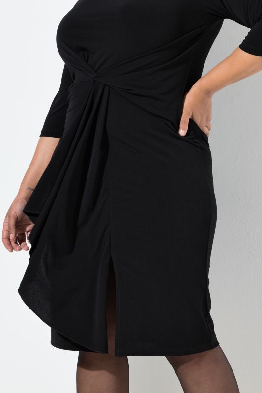 Рокля с драпирани акценти