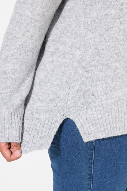 Пуловер с абстрактен шевов акцент