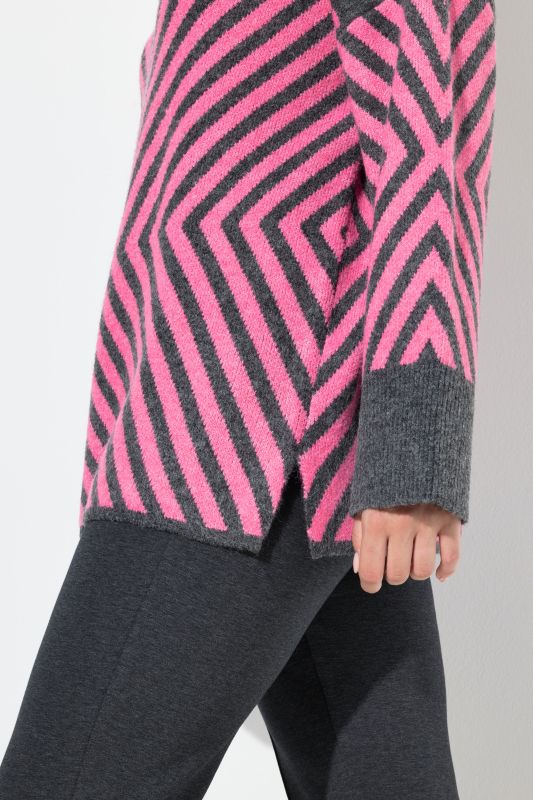 Пуловер с графични райета