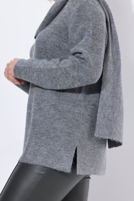 Пуловер с добавен шал