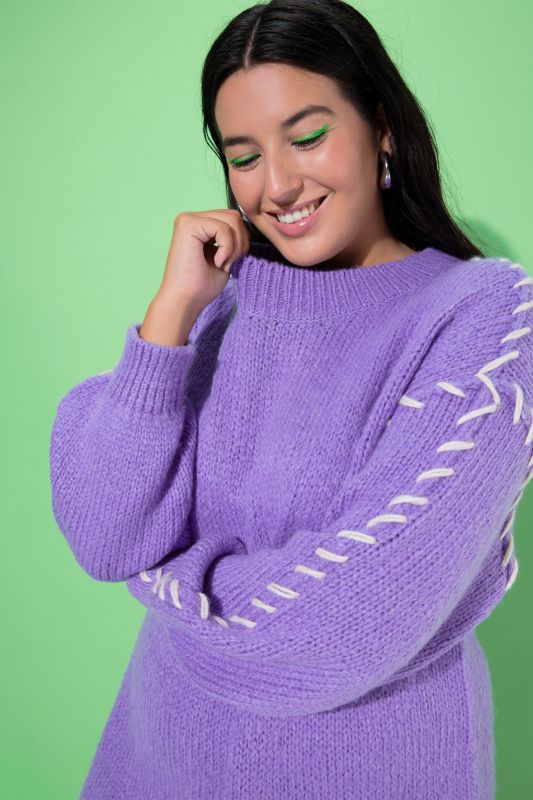 Рокля с шевови акценти