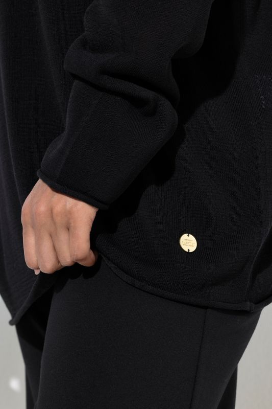 Пуловер с навити краища