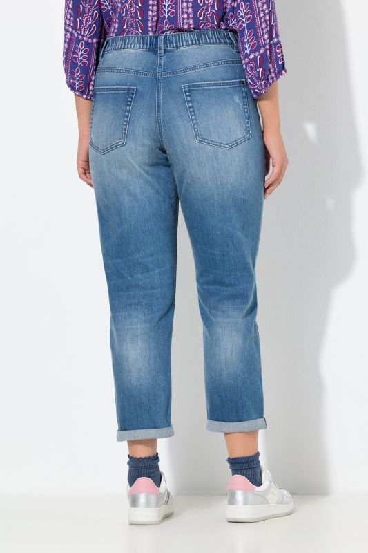 Дънки тип Boyfriend с накъсани акценти