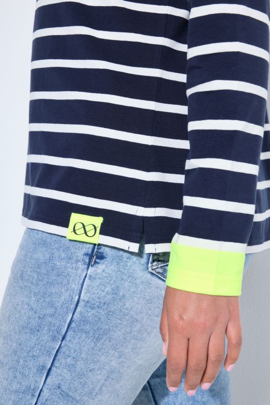 Блуза с райета и яка