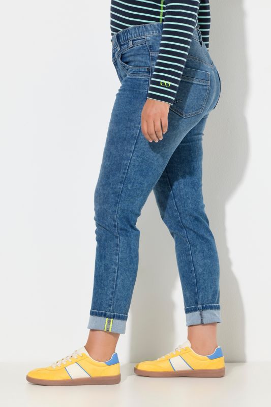 Дънки с тесен силует и винтидж визия