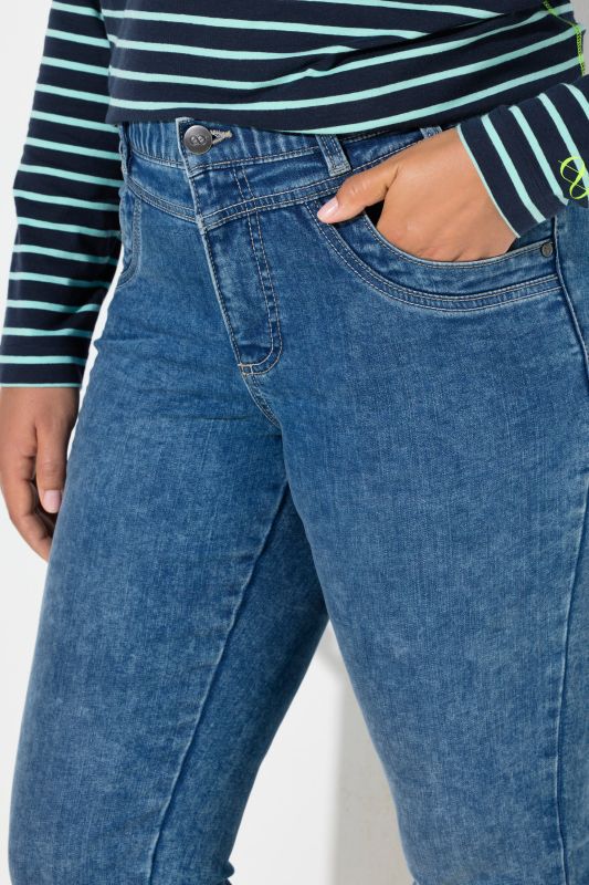 Дънки с тесен силует и винтидж визия