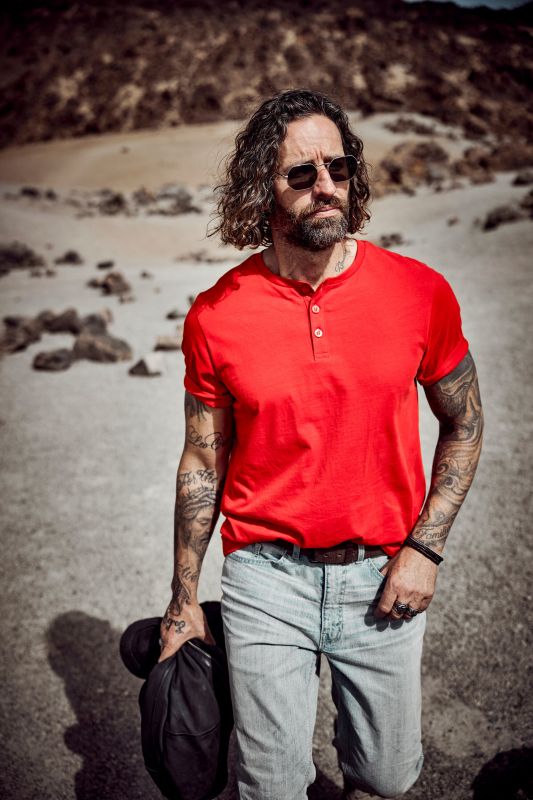 Тениска с копчета на яката