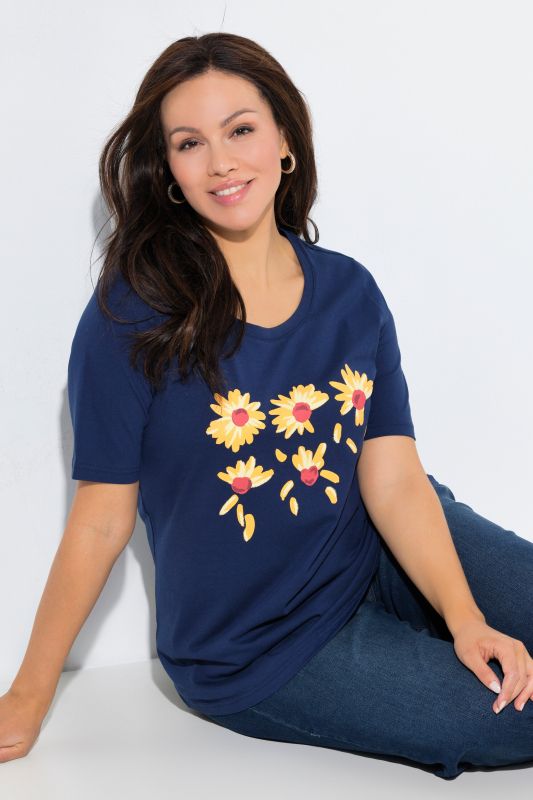 Loves Me Graphic Tee