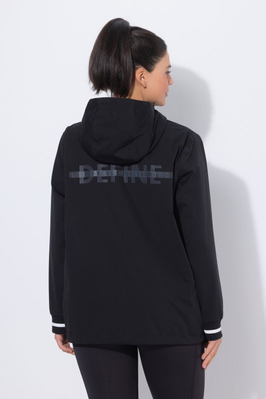 Дъждобран с контрастни акценти