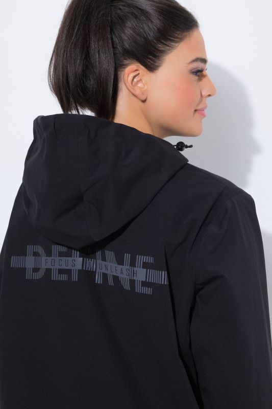 Дъждобран с контрастни акценти