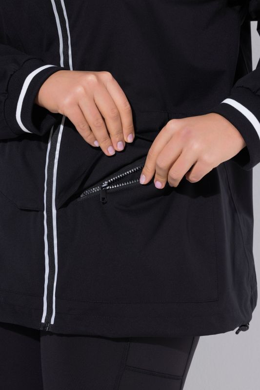 Дъждобран с контрастни акценти