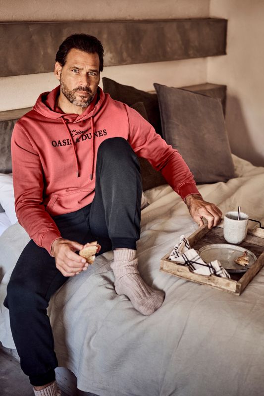 Суитчър с качулка и надпис