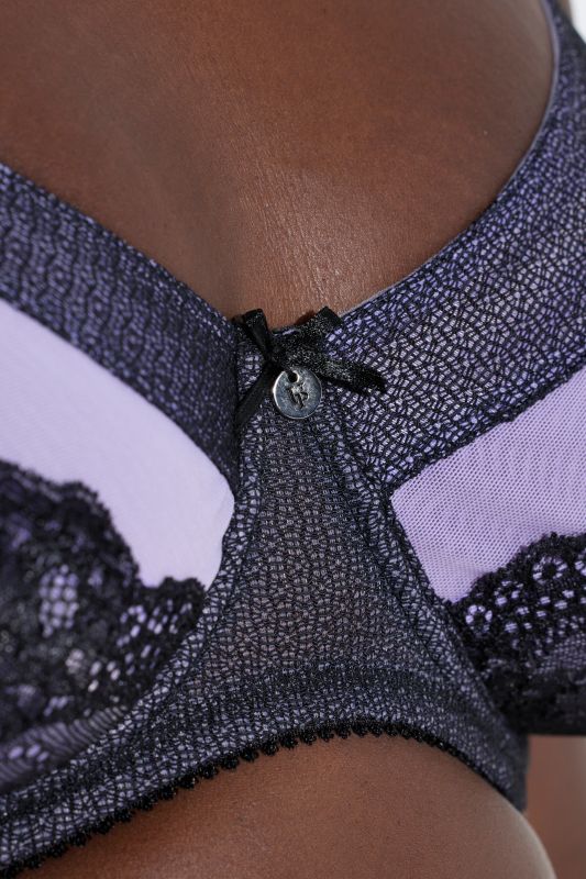 Сутиен с банели и дантелени акценти