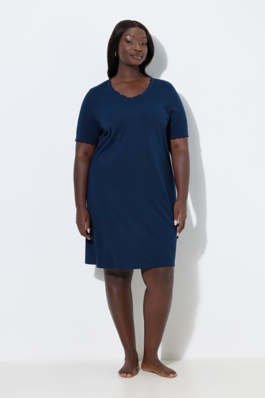 Нощница с дантелени акценти