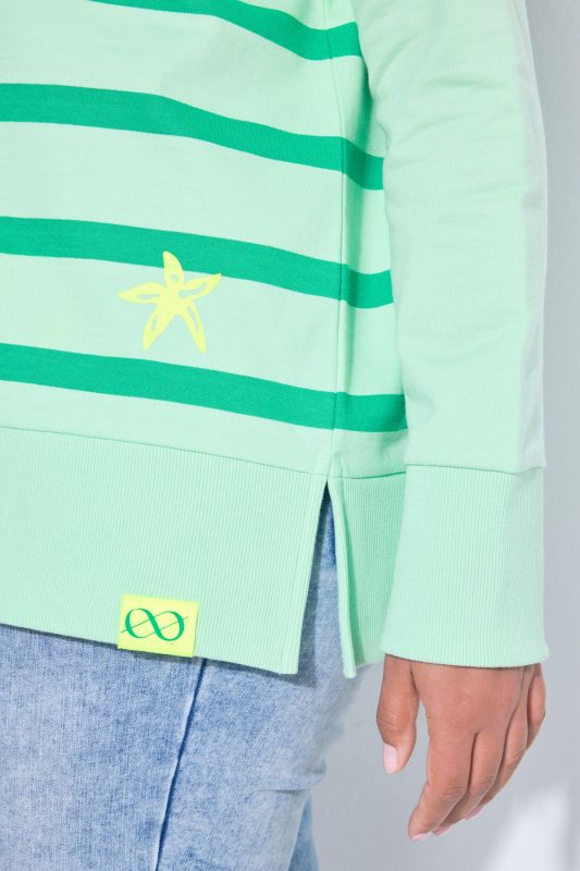 Суитчър с контрастна яка и цветни райета