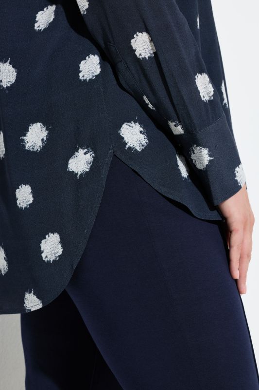 Блуза с абстрактни точки