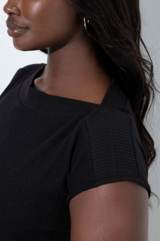 Тениска с деколте тип лодка