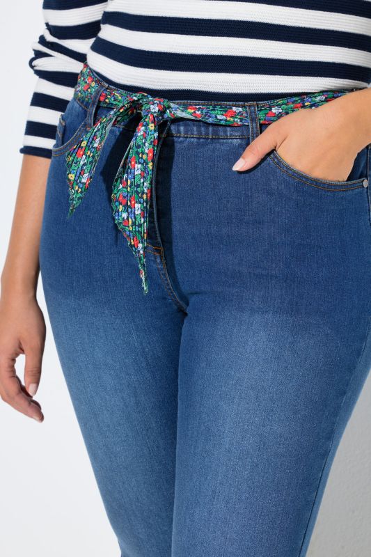 Дънки с цветен колан