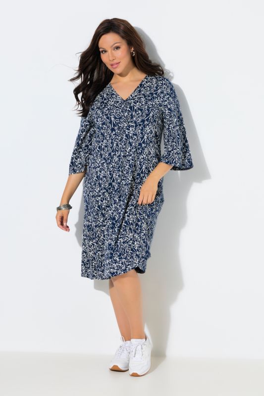 Рокля с надписи и цветя