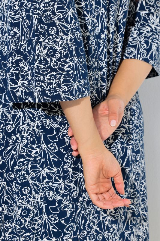 Рокля с надписи и цветя