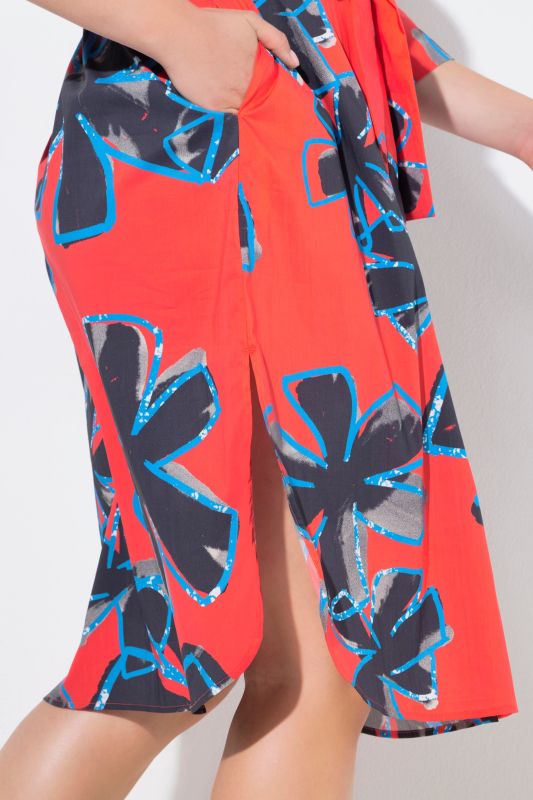 Рокля с принт на контрастни цветя