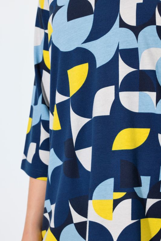 Тениска с геометрични мотиви