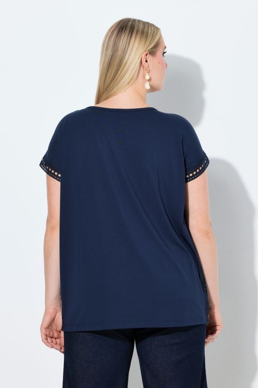 Тениска с бродерия на ръкавите