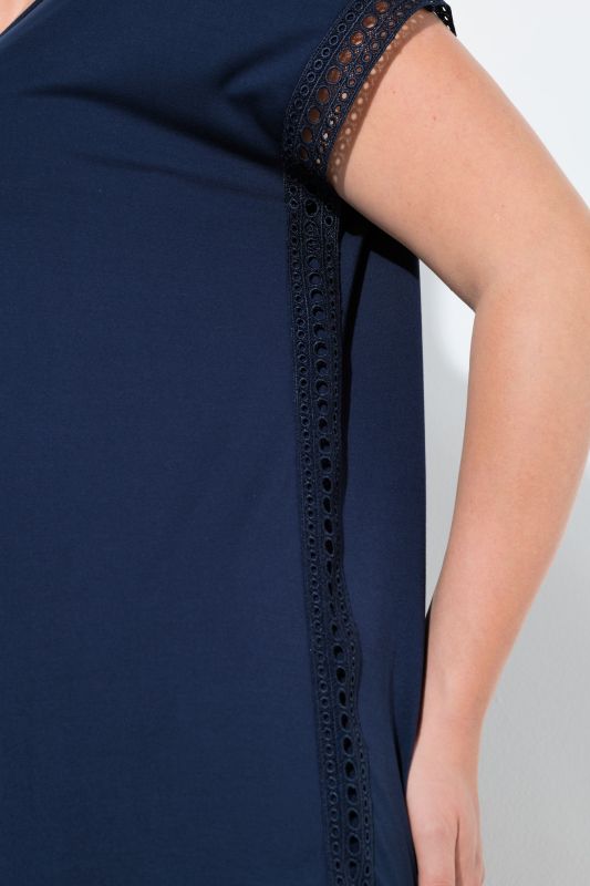 Тениска с бродерия на ръкавите