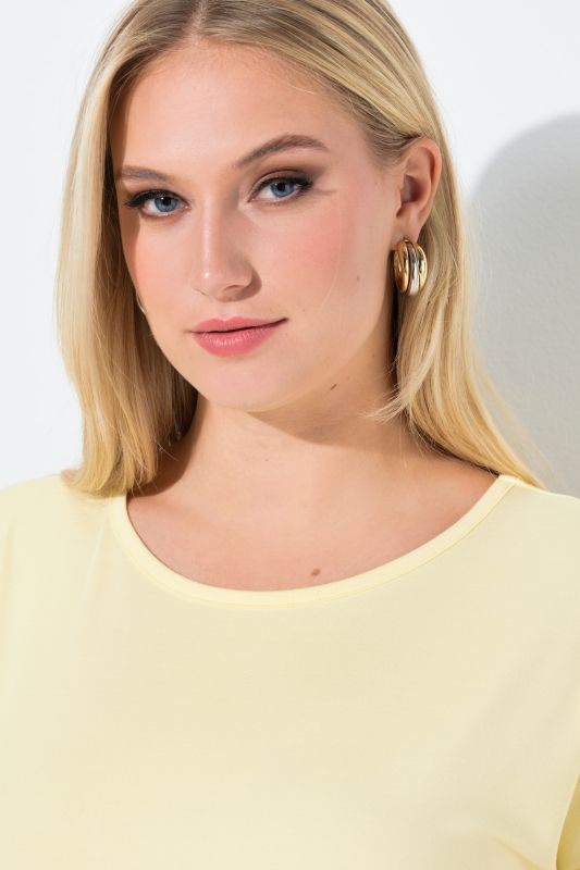 Тениска с бродерия на ръкавите