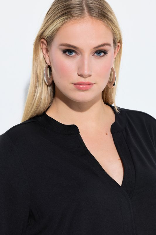 Тениска с цепка на деколтето