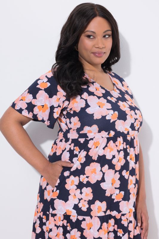 Рокля с принт и волани