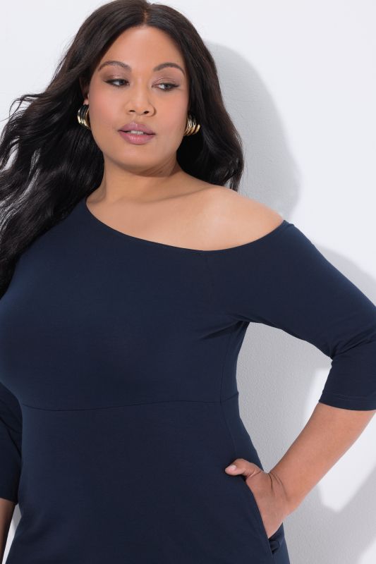 Рокля с асиметрична кройка и открито рамо