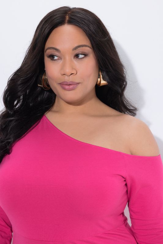 Рокля с асиметрична кройка и открито рамо