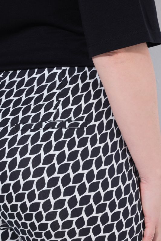 Панталон с абстрактен принт