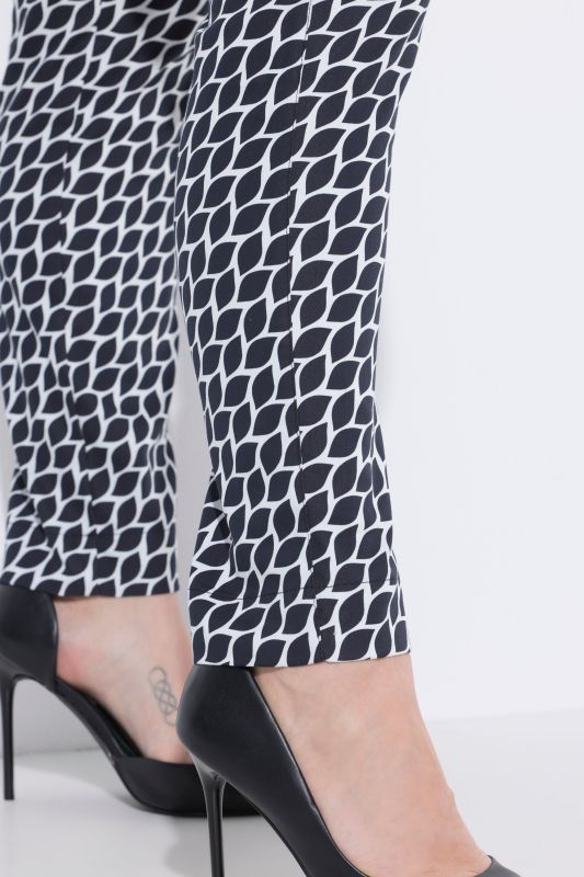 Панталон с абстрактен принт