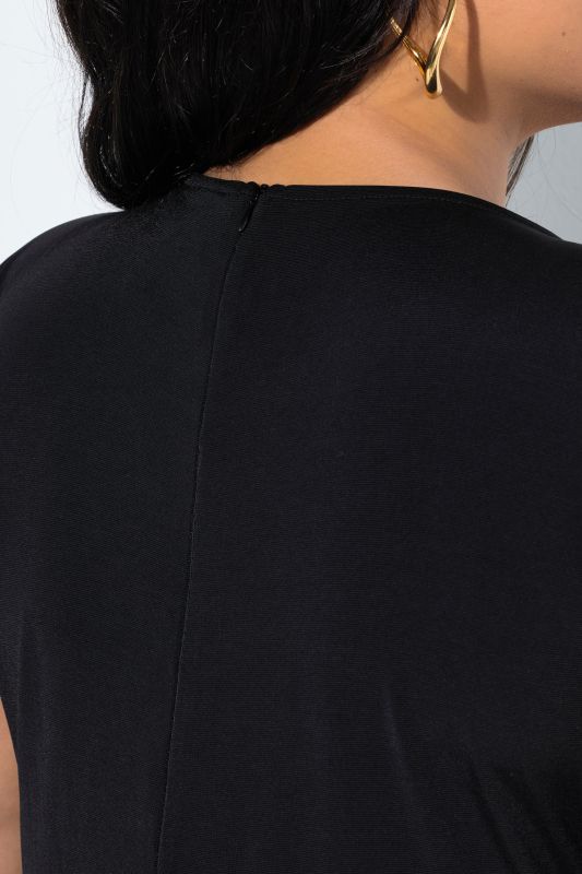 Рокля с метална катарама на талията