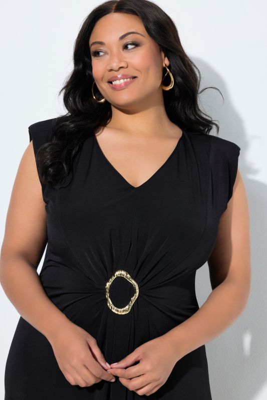 Рокля с метална катарама на талията