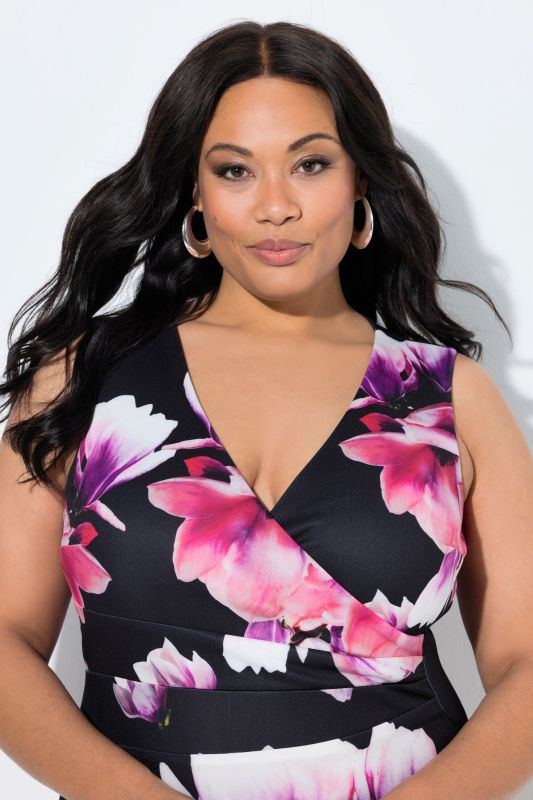 Рокля с деколте тип прегърни ме и цветен мотив