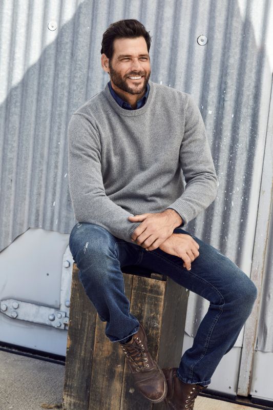 Памучен плетен пуловер с класическо кръгло деколте и дълги ръкави