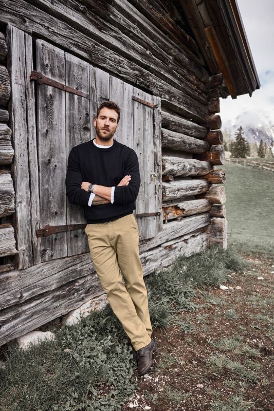 Памучен плетен пуловер с класическо кръгло деколте и дълги ръкави