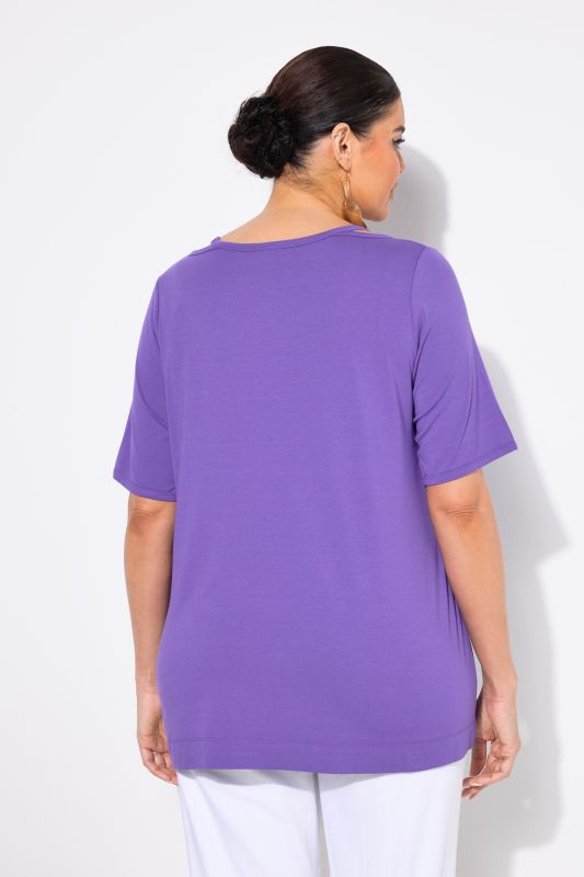 Тениска с изрязано деколте