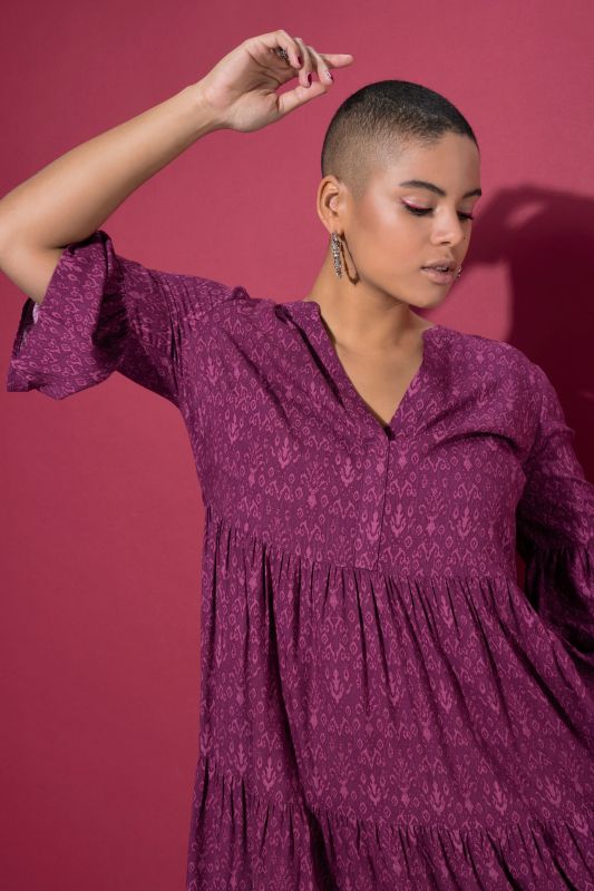 Рокля с волани на ръкавите и полата