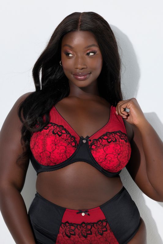 Сутиен с банели и бродерия на чашките