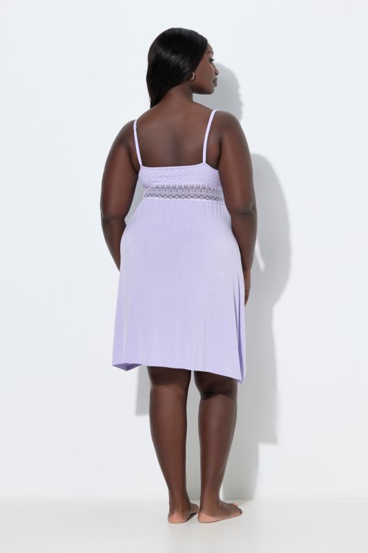 Нощница с прозрачна дантелена лента под бюста