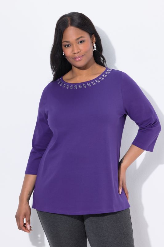 Блуза с камъчета на деколтето