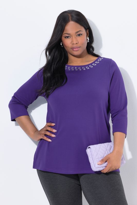 Блуза с камъчета на деколтето