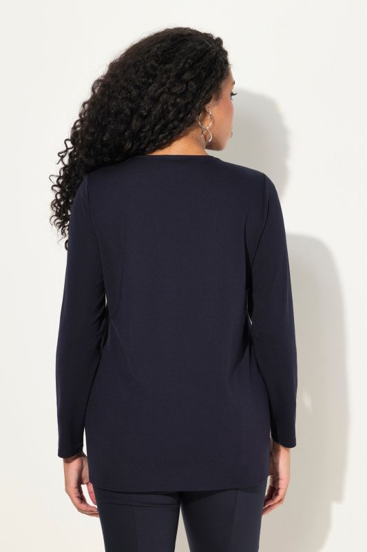 Тениска с камъчета на деколтето