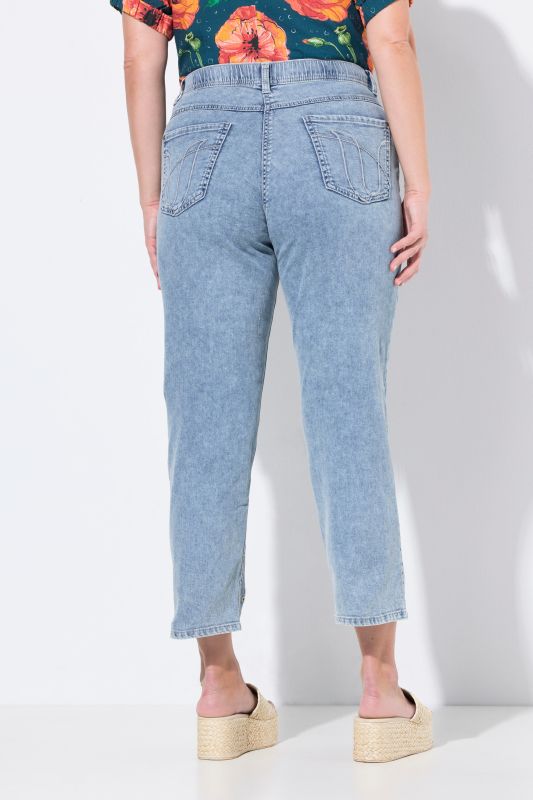 Дънки с бродерия на крачолите