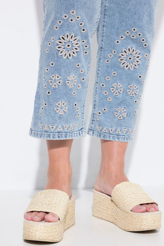 Дънки с бродерия на крачолите