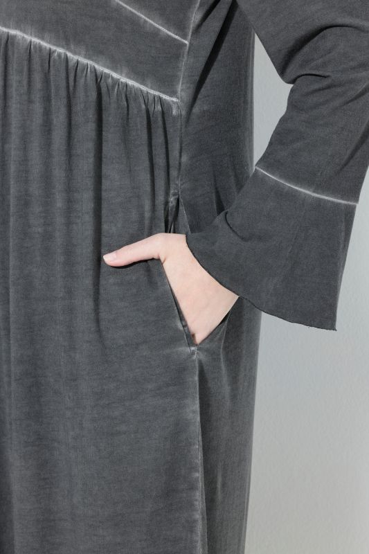 Рокля с декоративни шевове